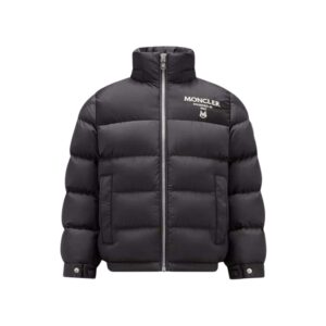 Moncler donsjack logo voor