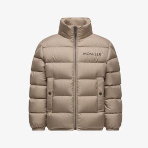 Moncler dons jack logo voor