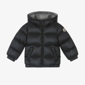 Moncler jack dons mat