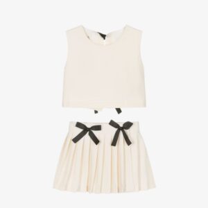 Phi hes en plooirok strikken